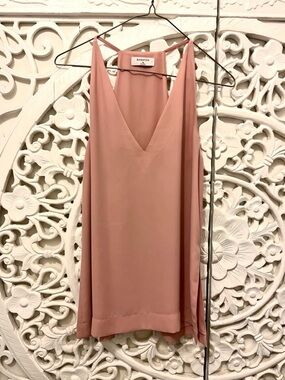 Aritzia Babaton Blush Sleeveless Blouse V Neck Flowy Size XS